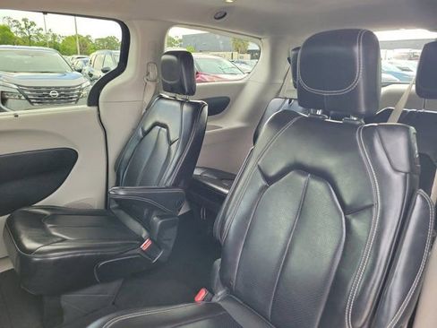Used 2023 Chrysler Pacifica Touring-L FWD image 16