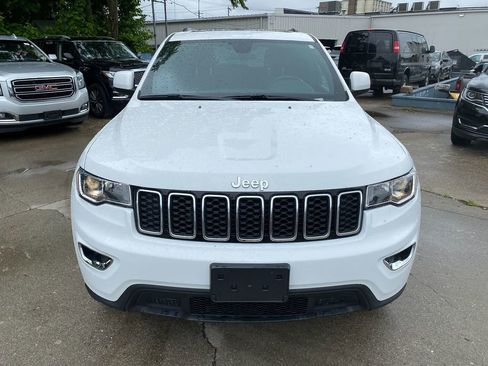 Used 2021 Jeep Grand Cherokee Laredo image 3