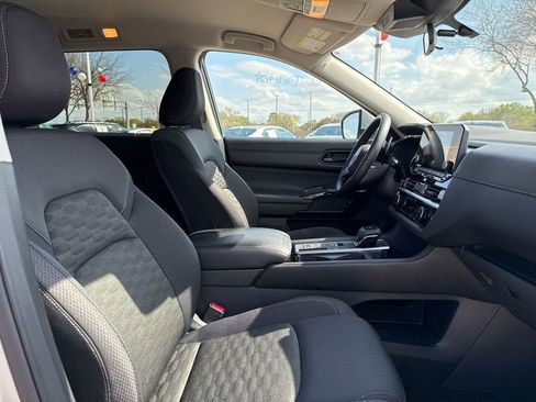 Used 2025 Nissan Pathfinder SV image 9
