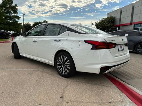 Used 2025 Nissan Altima 2.5 SV FWD image 8