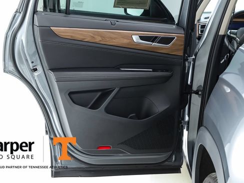 Used 2025 Volkswagen Atlas SE w/ Panoramic Sunroof Package FWD image 17