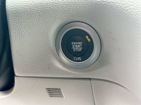 Used 2023 Chrysler Pacifica Touring-L FWD image 18