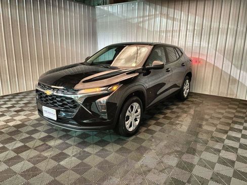Used 2024 Chevrolet Trax LS image 4
