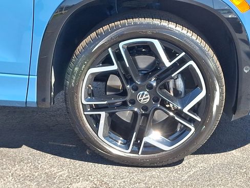 Certified 2025 Volkswagen Tiguan SEL R-Line image 8