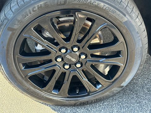 Used 2023 GMC Acadia SLT w/ Elevation Edition image 10