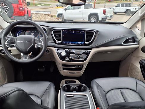 Used 2024 Chrysler Pacifica Select image 21