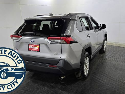Used 2021 Toyota RAV4 LE image 7