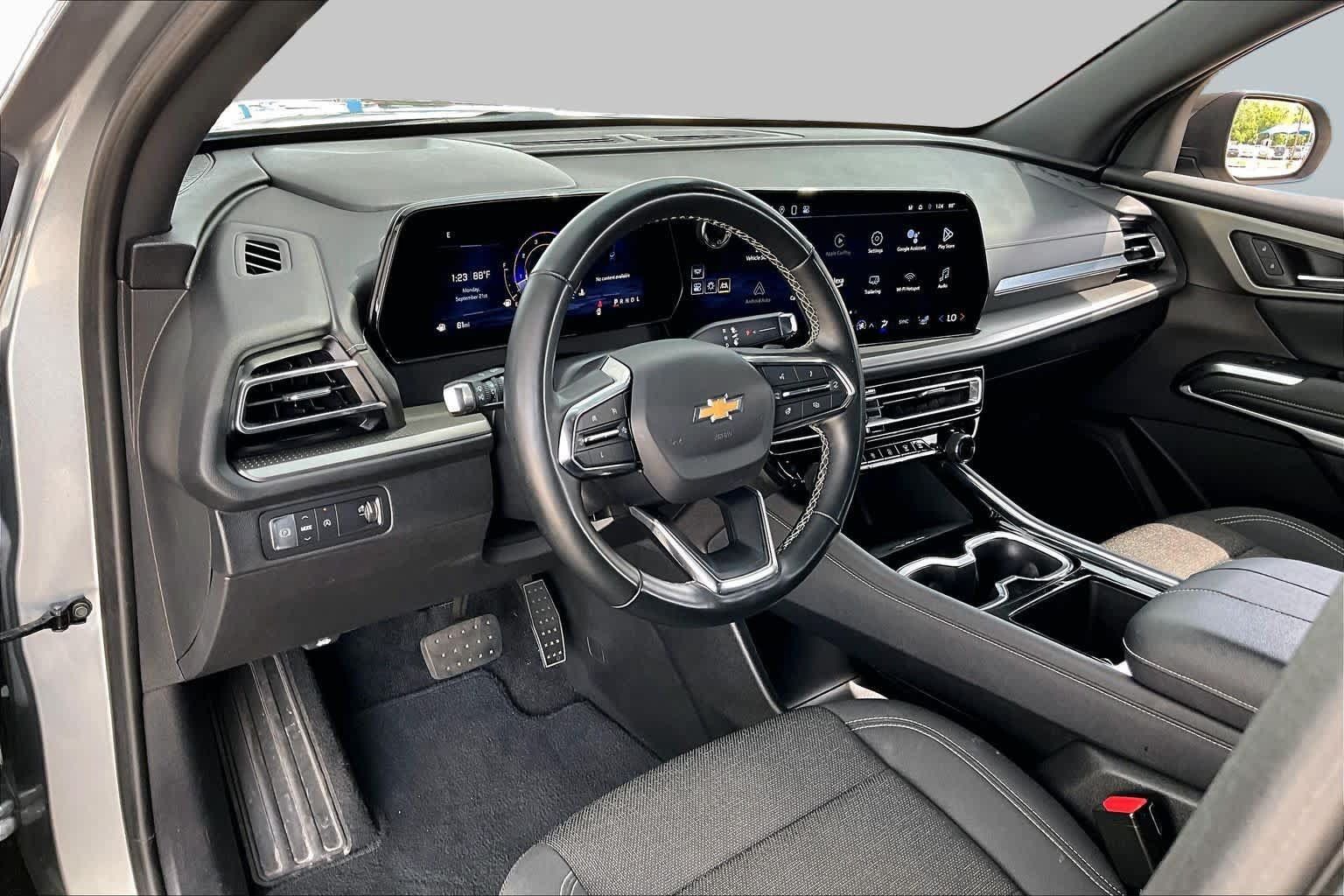 Used 2025 Chevrolet Traverse LT FWD image 17