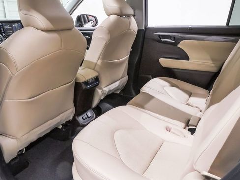 Used 2020 Toyota Highlander Limited FWD image 11