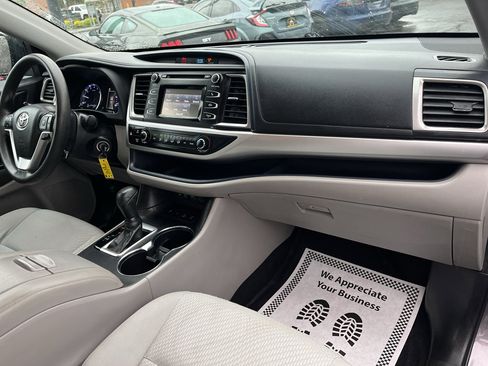 Used 2019 Toyota Highlander LE AWD/4WD image 22