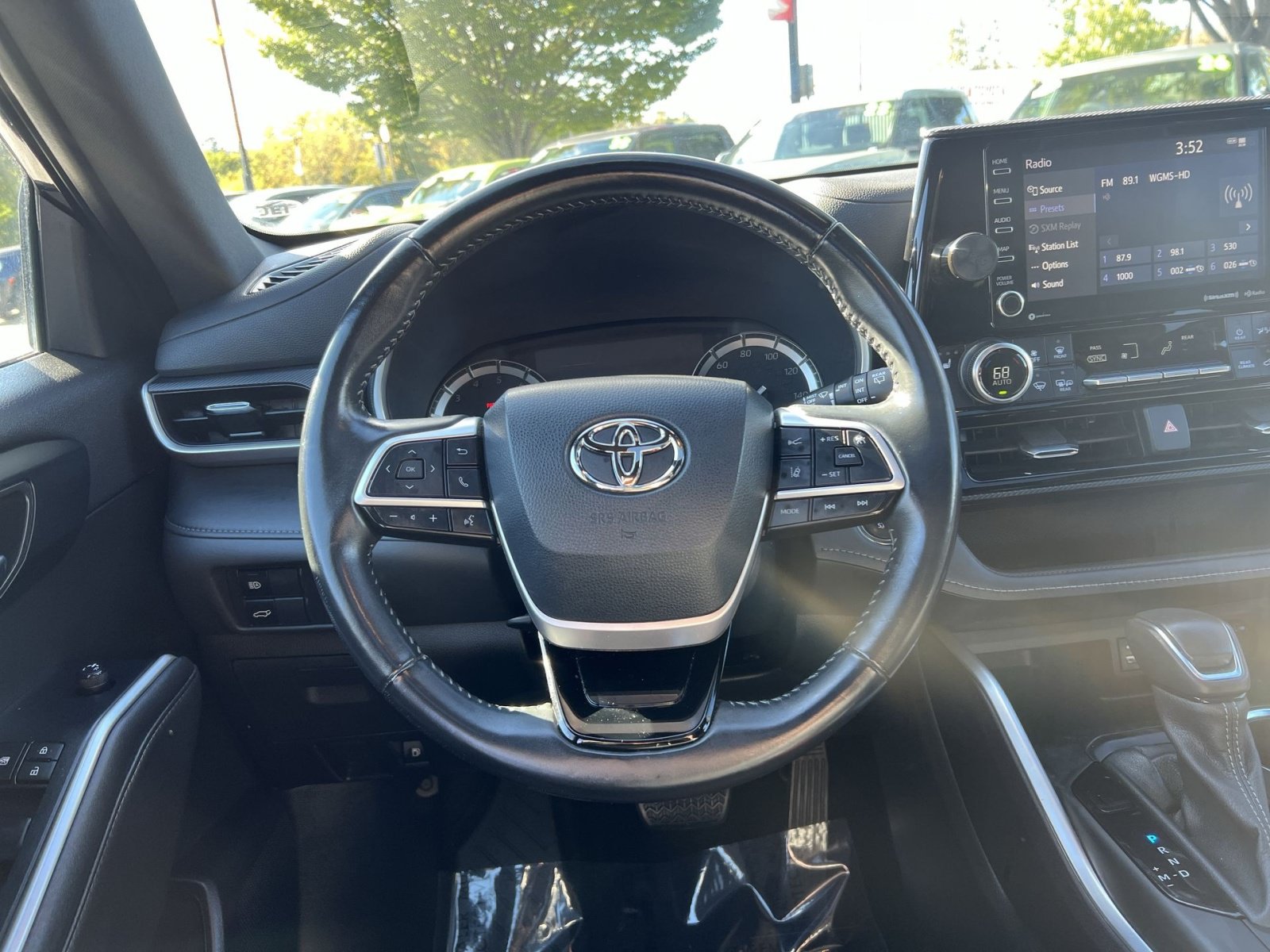 Used 2022 Toyota Highlander XSE AWD/4WD image 16