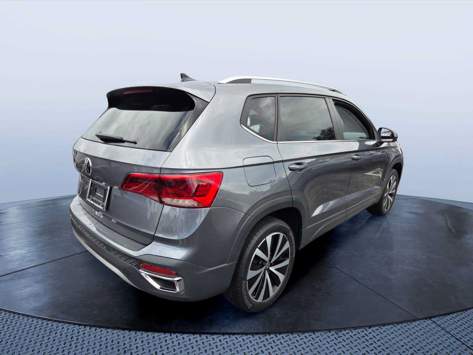 Used 2023 Volkswagen Taos SE FWD image 3