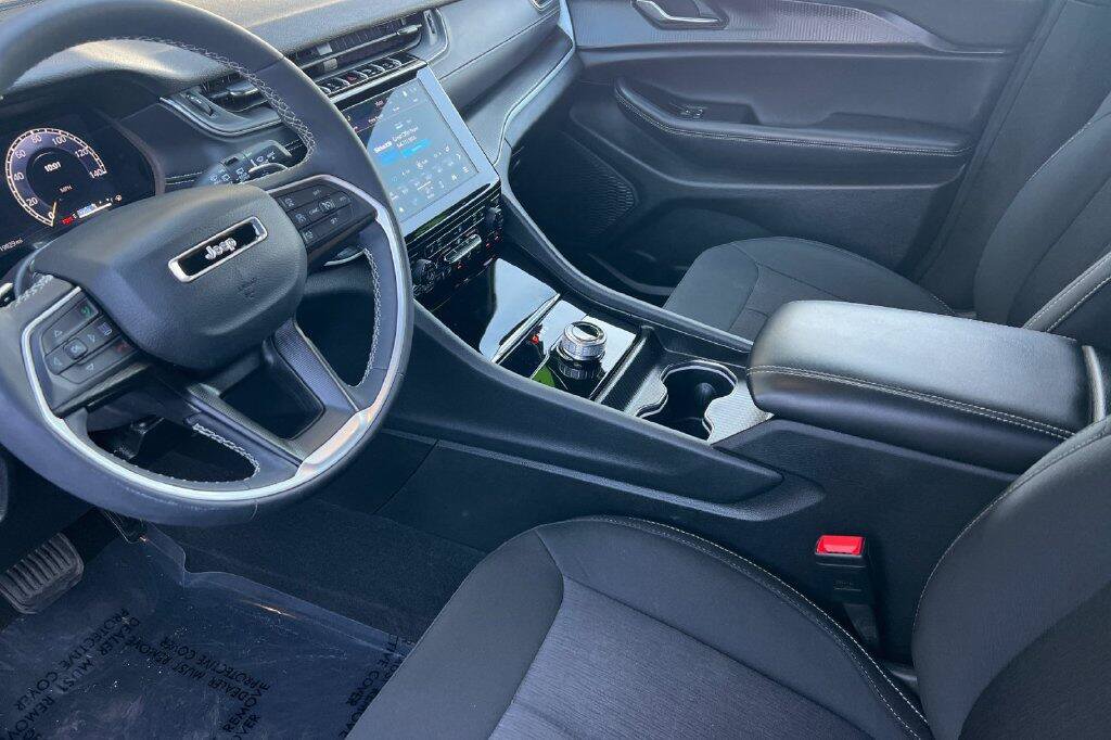 Used 2024 Jeep Grand Cherokee Laredo w/ Luxury Tech Group I RWD image 10