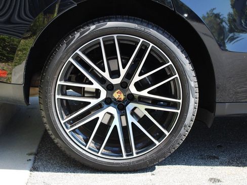 Certified 2025 Porsche Macan image 15