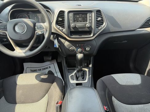 Used 2016 Jeep Cherokee Sport FWD image 14