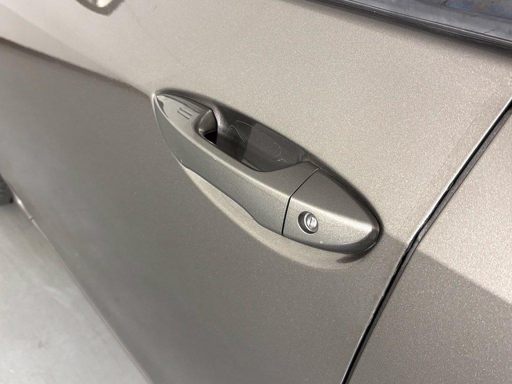 Used 2018 Toyota Corolla SE w/ SE Premium Package FWD image 10