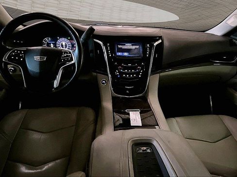 Used 2017 Cadillac Escalade Luxury RWD image 13