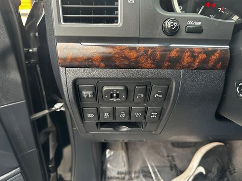 Used 2014 Toyota Land Cruiser image 18