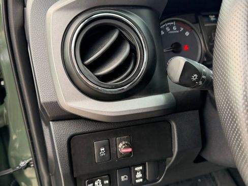 Used 2021 Toyota Tacoma TRD Sport w/ TRD Premium Sport Package AWD/4WD image 7