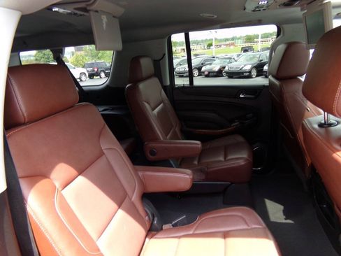 Used 2019 Chevrolet Suburban Premier w/ Premier Plus Edition AWD/4WD image 32
