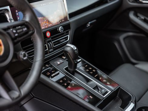 Certified 2026 Porsche Macan AWD/4WD image 23