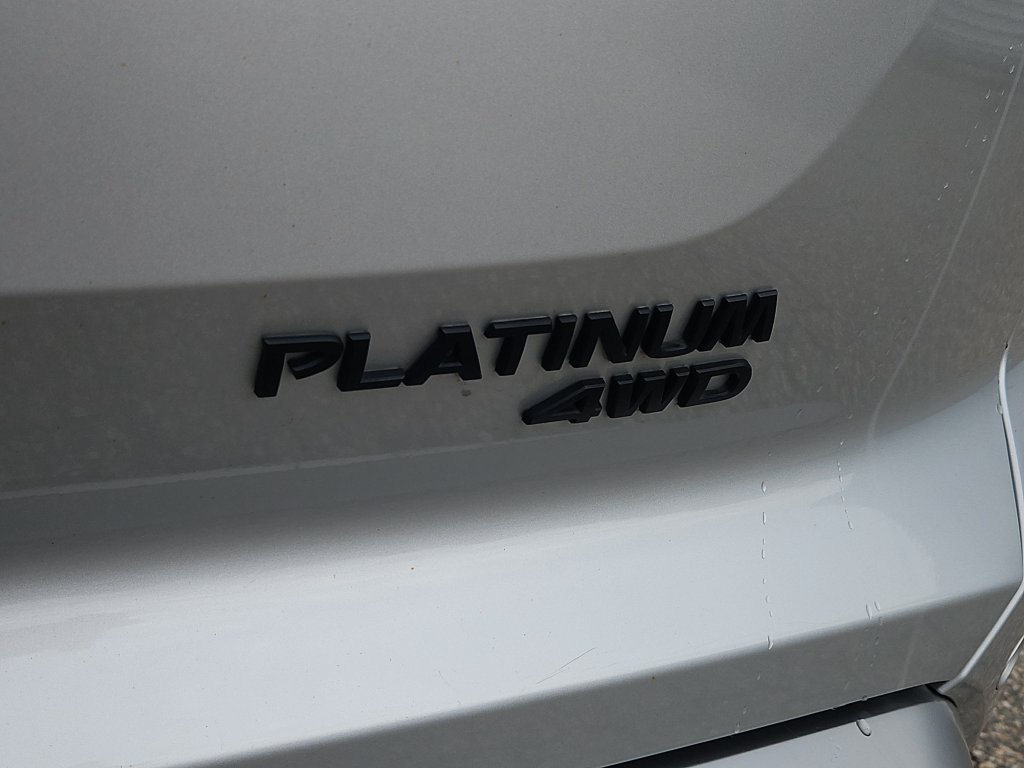 Used 2024 Nissan Pathfinder Platinum w/ Black Appearance Package AWD/4WD image 12