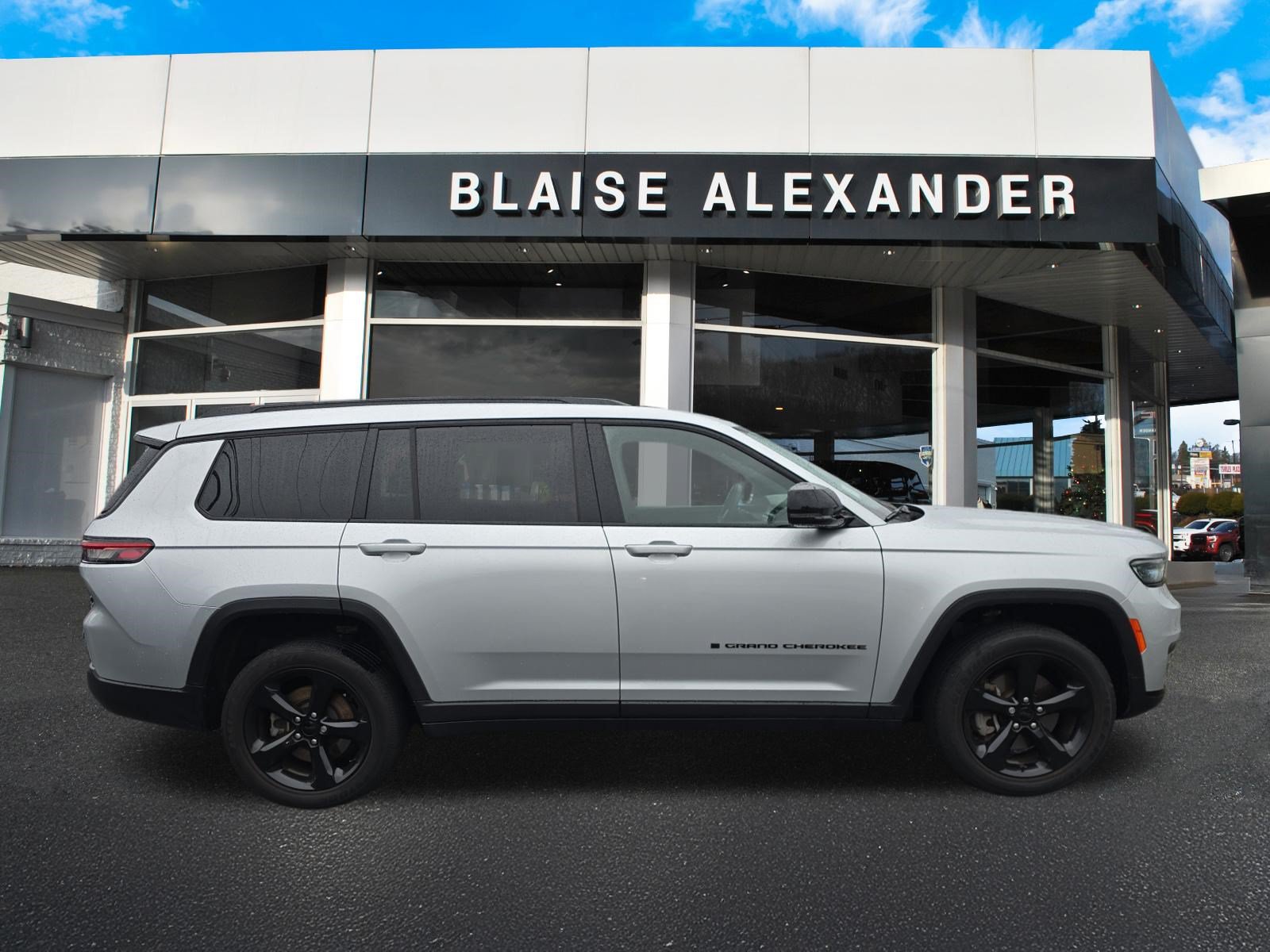 Used 2023 Jeep Grand Cherokee L Altitude AWD/4WD image 2