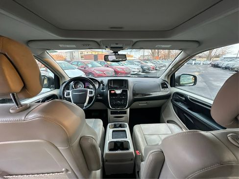 Used 2015 Chrysler Town & Country Limited Platinum FWD image 26