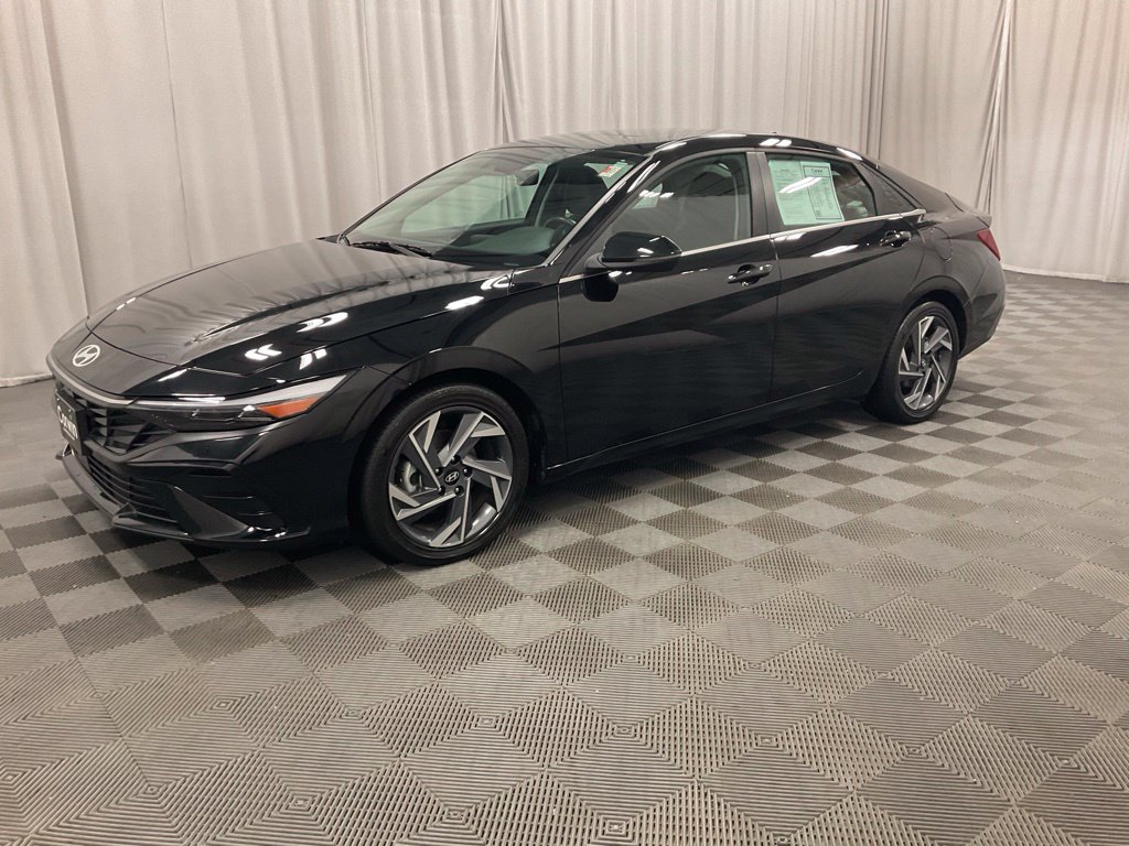 Used 2025 Hyundai Elantra Limited FWD image 5