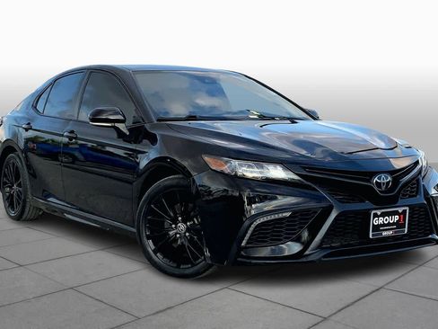 Used 2022 Toyota Camry SE image 2