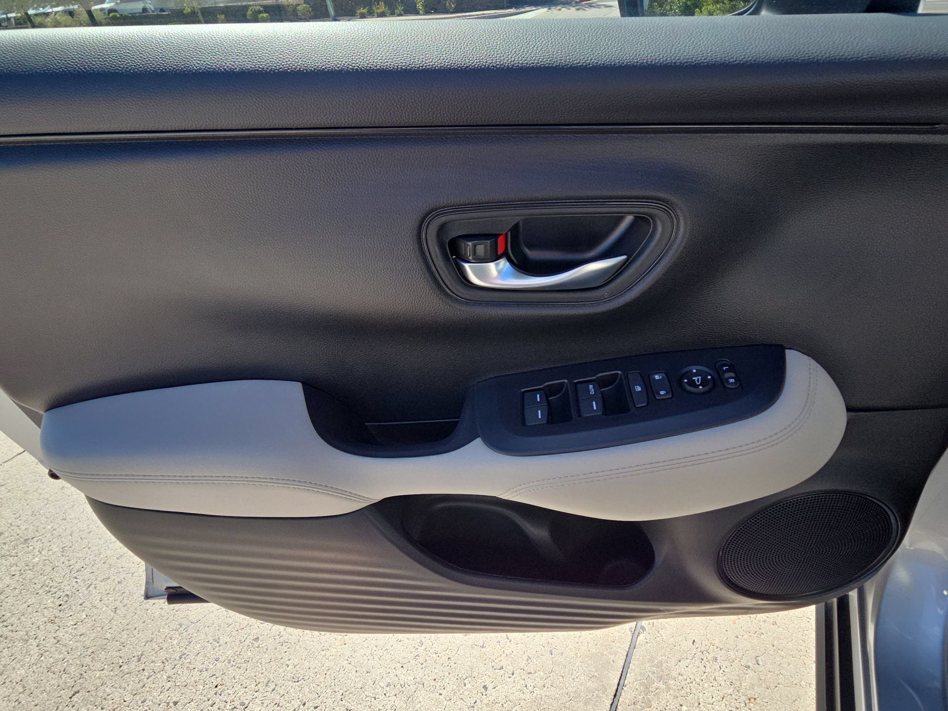 Used 2025 Honda HR-V LX image 11