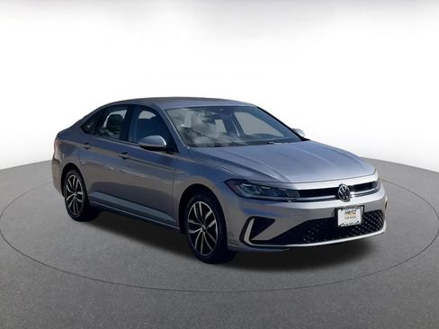 Used 2025 Volkswagen Jetta SE image 3