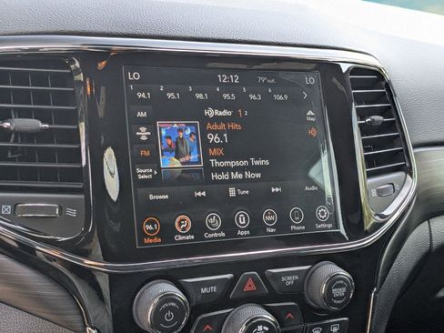 Used 2022 Jeep Grand Cherokee Laredo X image 11