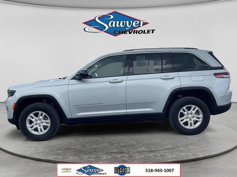 Used 2023 Jeep Grand Cherokee Laredo AWD/4WD image 2