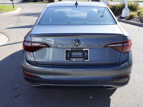 Used 2023 Volkswagen Jetta Sport image 4