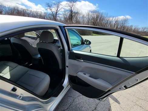 Used 2017 Hyundai Elantra SE image 23