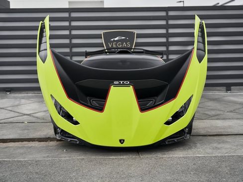 Used 2022 Lamborghini Huracan STO image 23