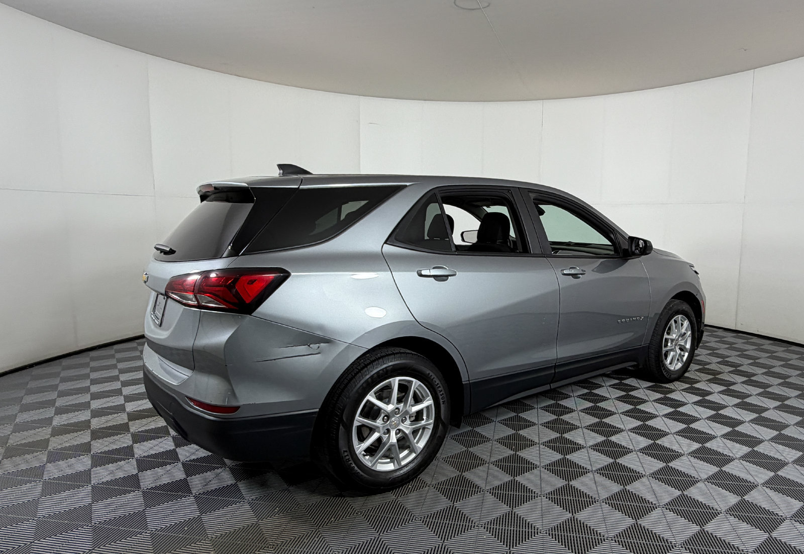Used 2023 Chevrolet Equinox LS w/ LS Convenience Package FWD image 4