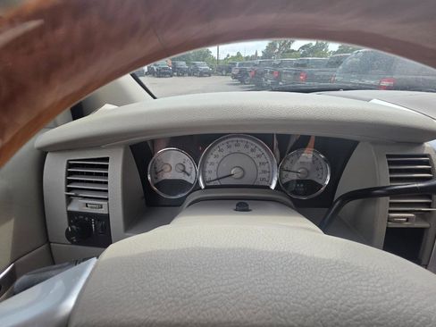 Used 2009 Chrysler Aspen Limited RWD image 17