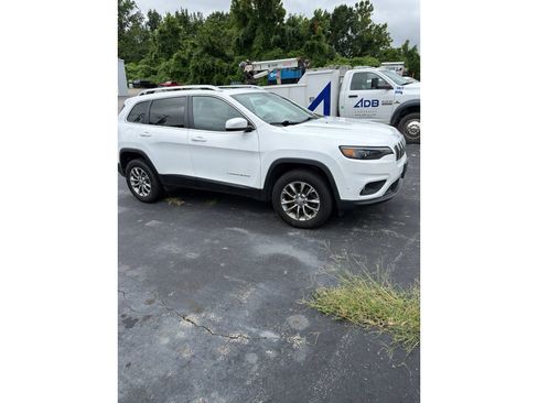 Used 2019 Jeep Cherokee Latitude Plus w/ Comfort/Convenience Group AWD/4WD image 2