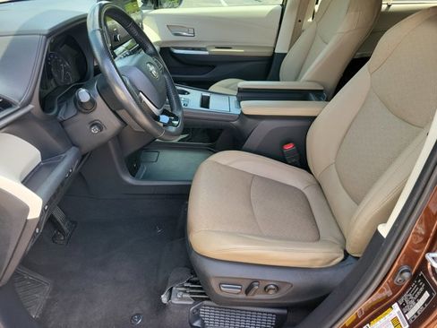 Used 2023 Toyota Sienna Limited FWD image 6