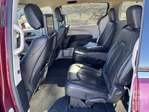 Used 2017 Chrysler Pacifica Touring-L Plus image 18