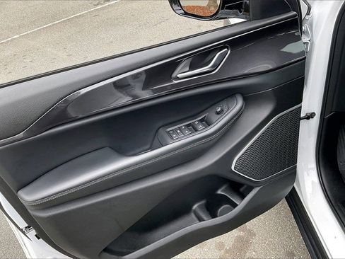 Certified 2022 Jeep Grand Cherokee L Laredo image 27