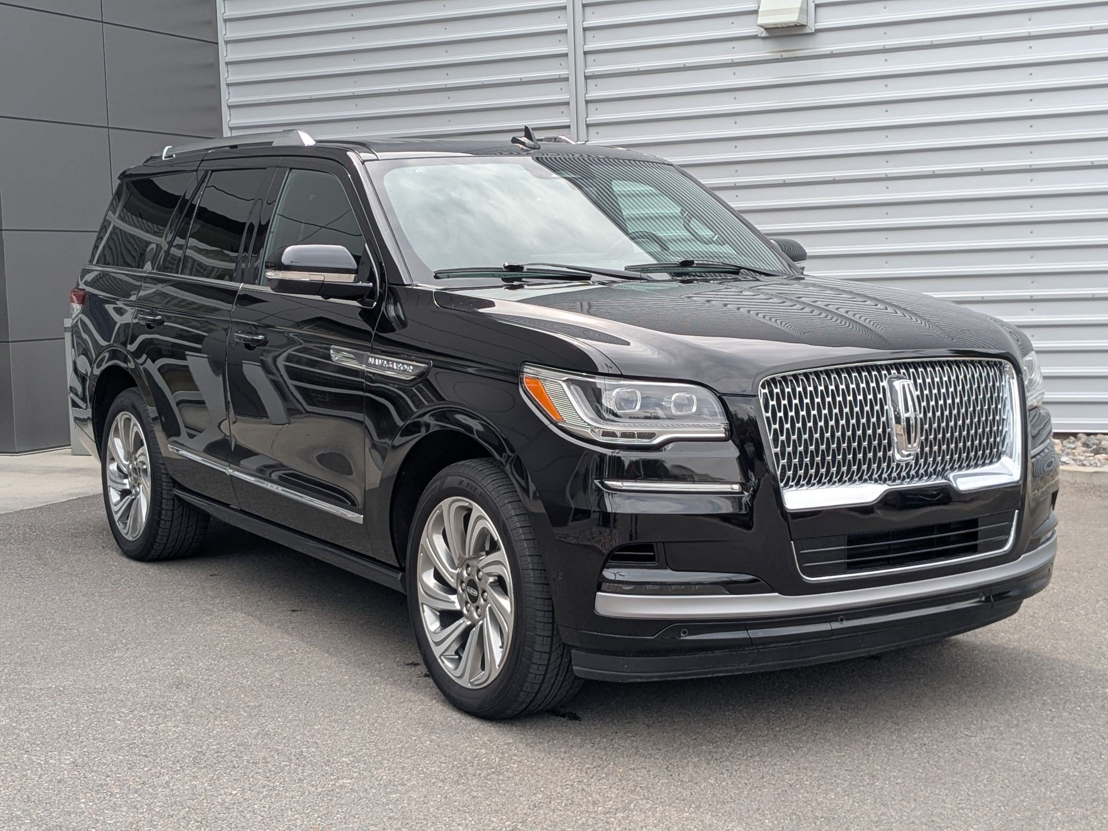 Used 2024 Lincoln Navigator Reserve AWD/4WD image 3