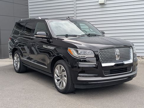 Used 2024 Lincoln Navigator Reserve AWD/4WD image 3
