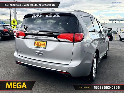 Used 2017 Chrysler Pacifica Touring-L FWD image 11