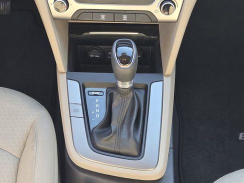 Used 2017 Hyundai Elantra SE image 18