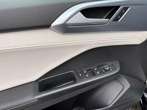 Used 2025 Volkswagen Taos SE image 17