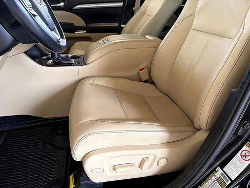 Used 2019 Toyota Highlander XLE image 12