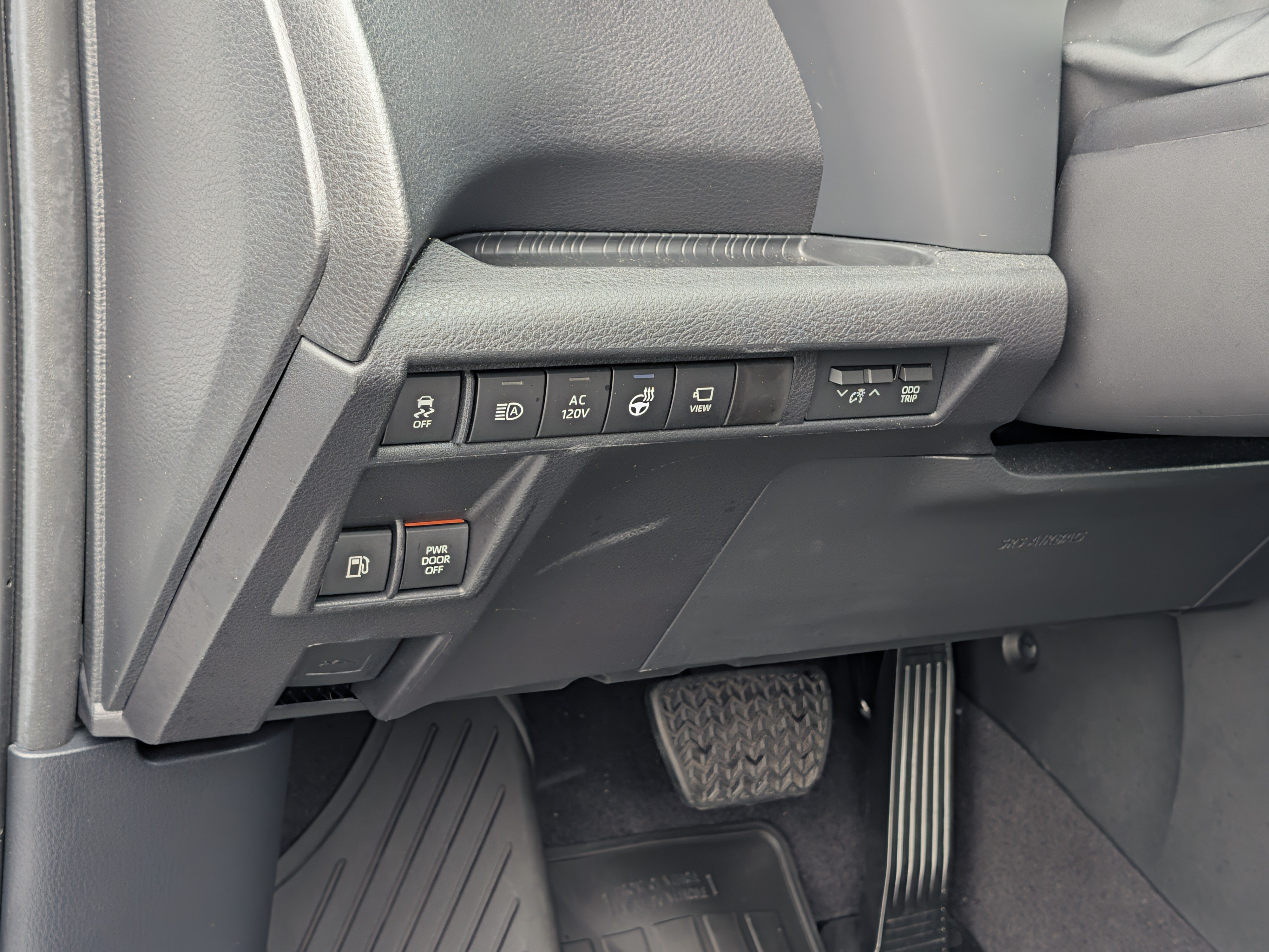 Used 2025 Toyota Sienna Platinum AWD/4WD image 17